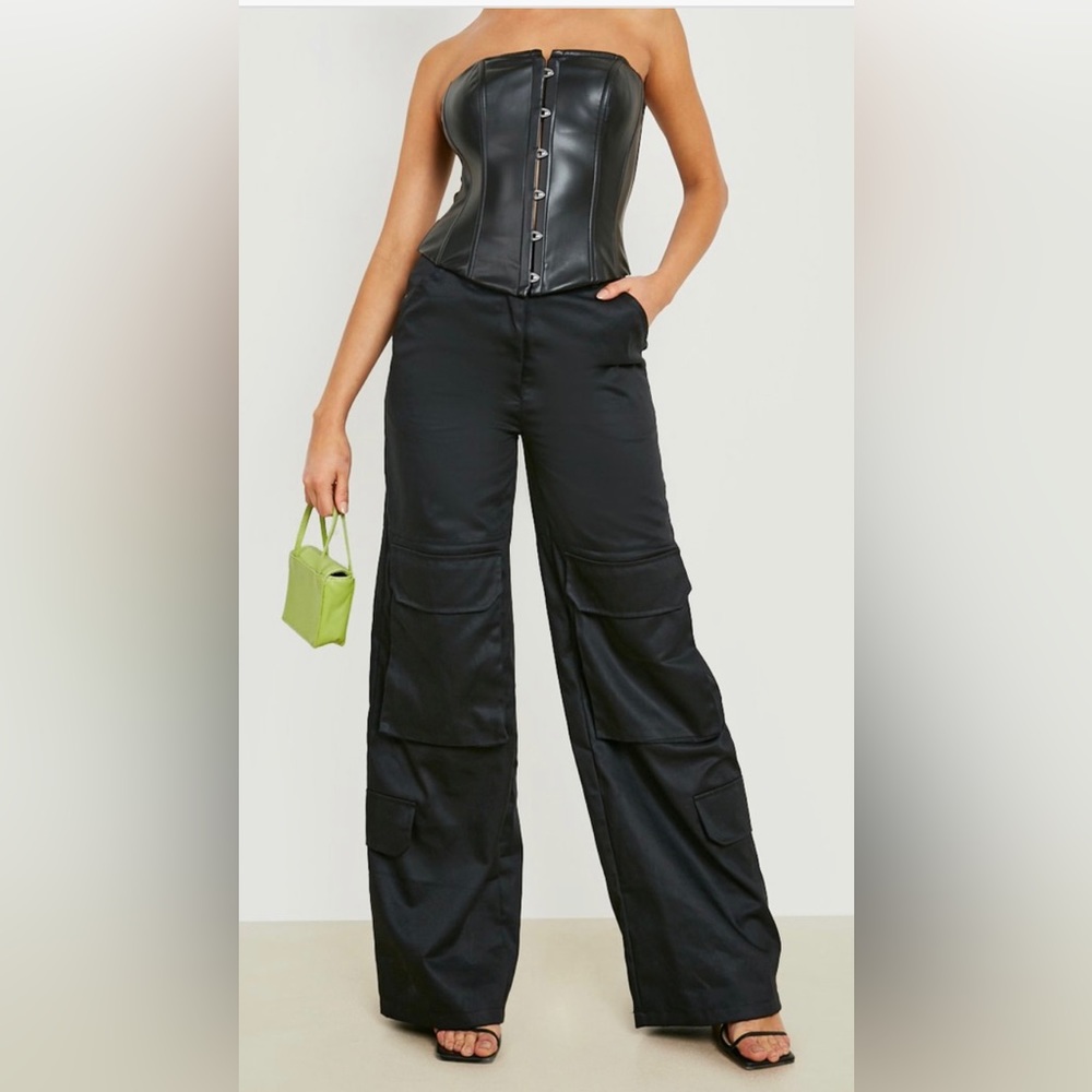 NWT BooHoo Wide Leg Cargo Pants!